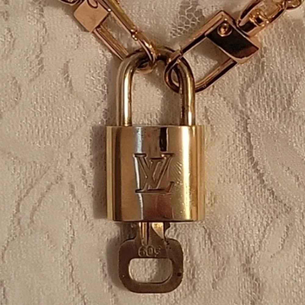 ๐ Louis Vuitton #309 LV Padlock & Key Set w/ Curb Link Gold-tone Necklace NEW! - Picture 1 of 7